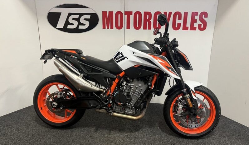 KTM 890
